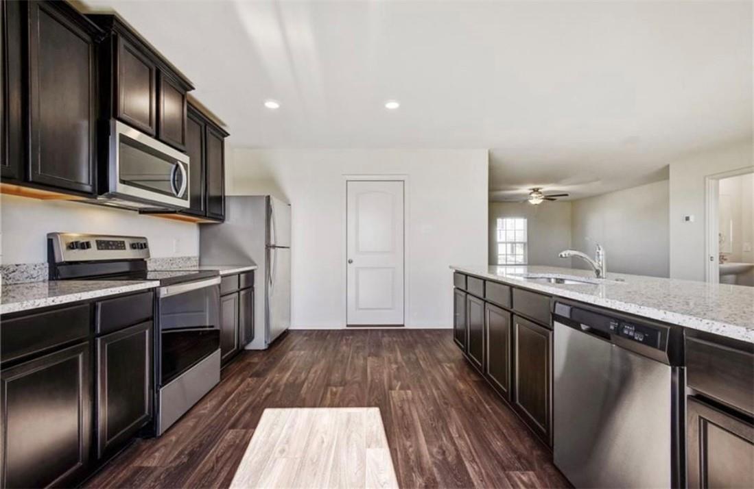 313 Riverdale Dr, Jarrell, TX 76537