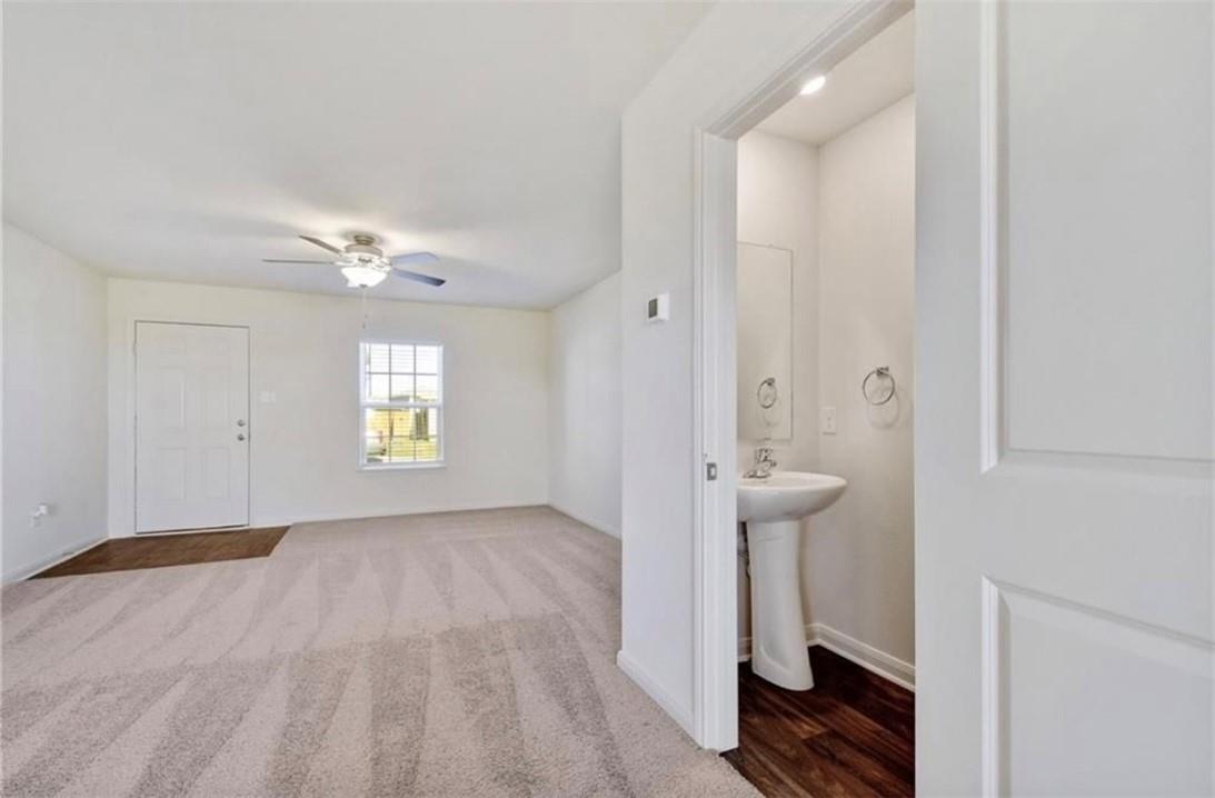 313 Riverdale Dr, Jarrell, TX 76537