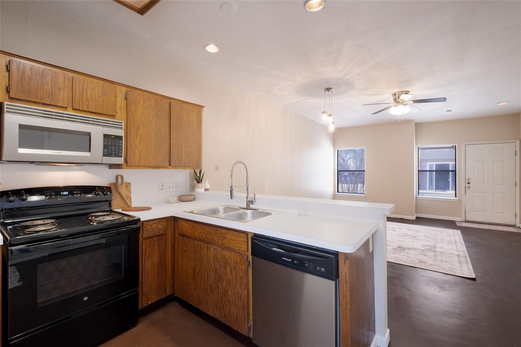 1221 W Hopkins St # 16, San Marcos, TX 78666