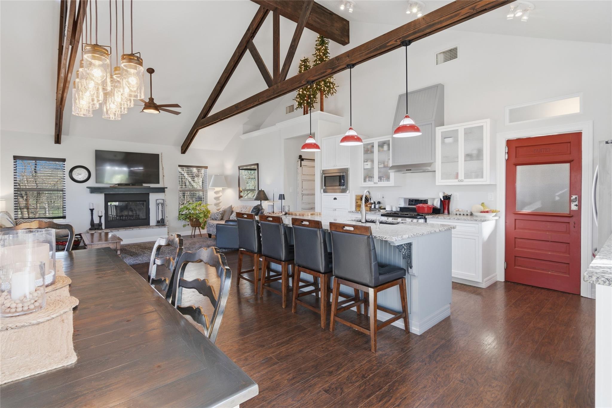 121 Lakeside Dr, Seguin, TX 78155