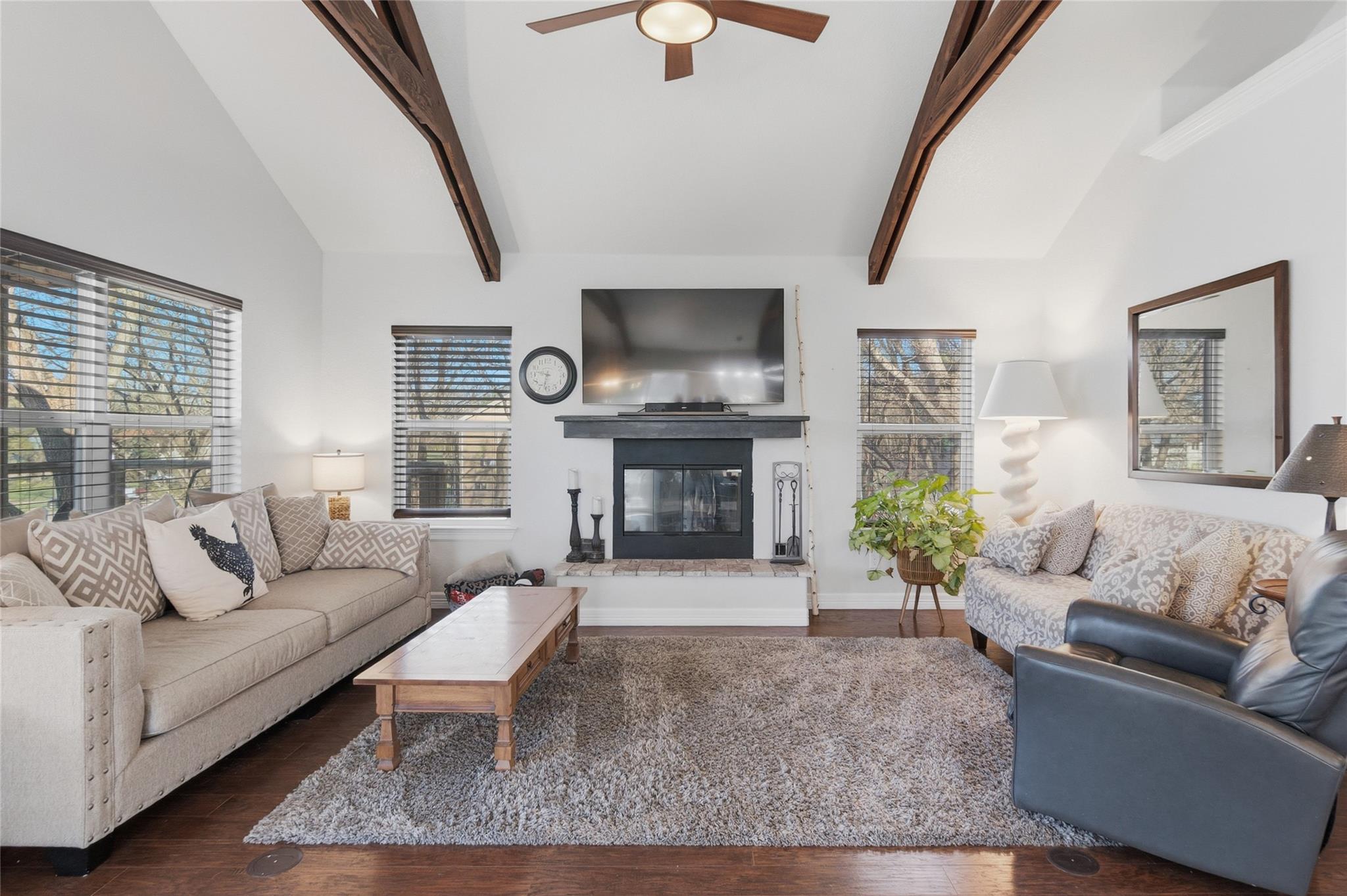 121 Lakeside Dr, Seguin, TX 78155