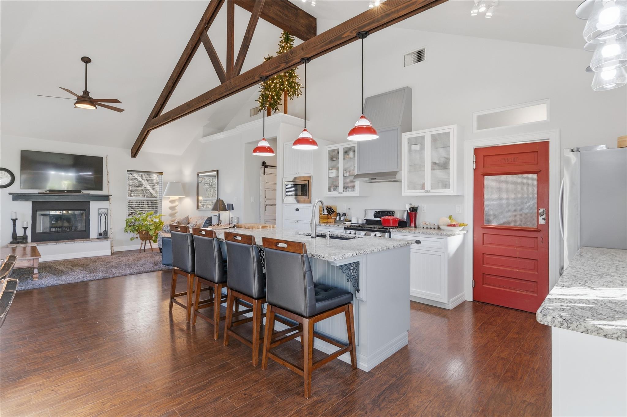 121 Lakeside Dr, Seguin, TX 78155