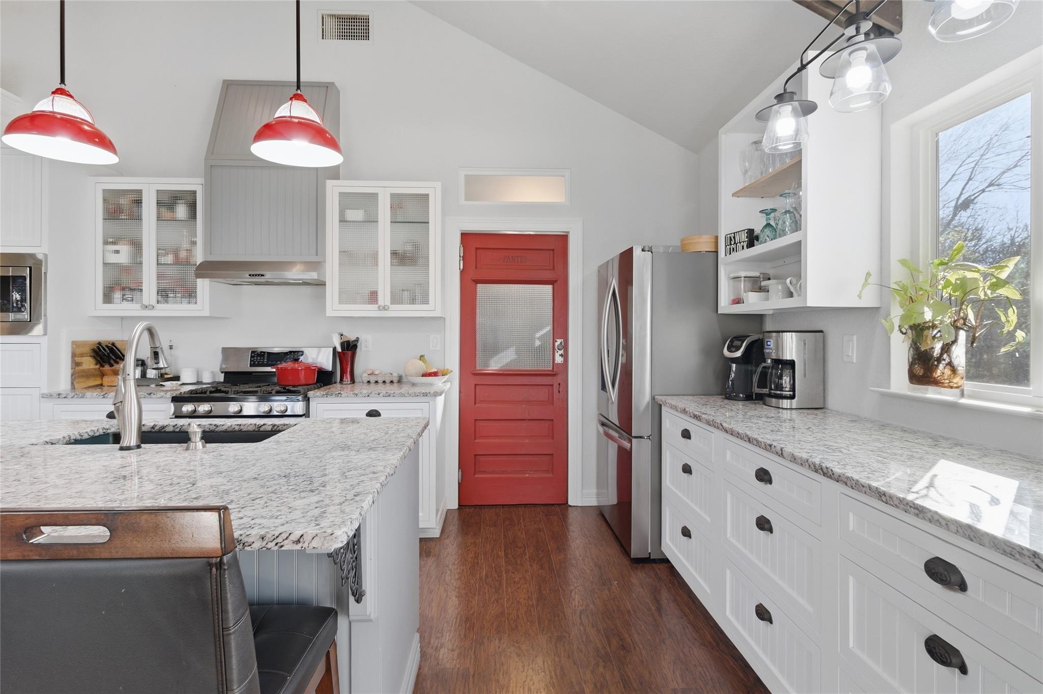 121 Lakeside Dr, Seguin, TX 78155