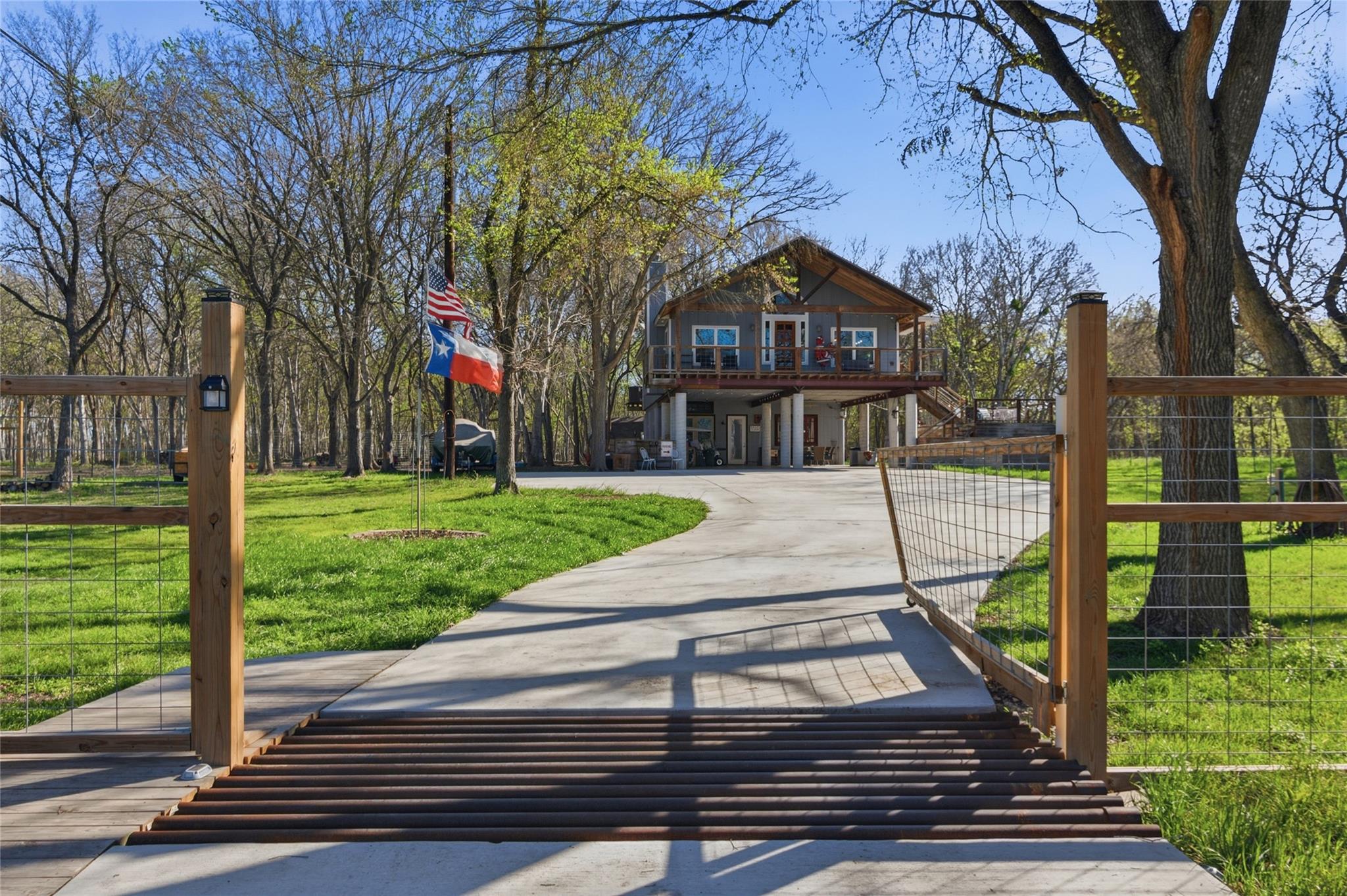 121 Lakeside Dr, Seguin, TX 78155