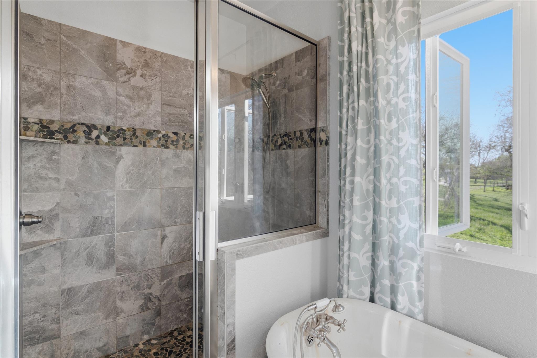 121 Lakeside Dr, Seguin, TX 78155