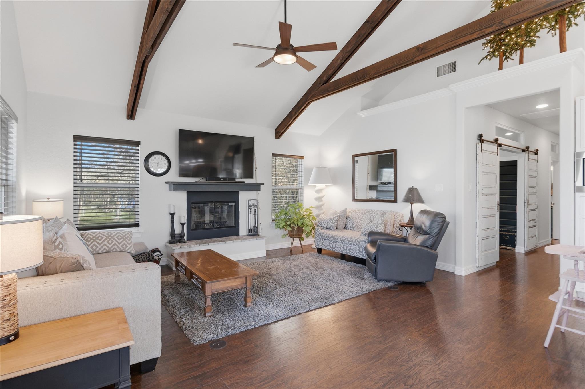 121 Lakeside Dr, Seguin, TX 78155