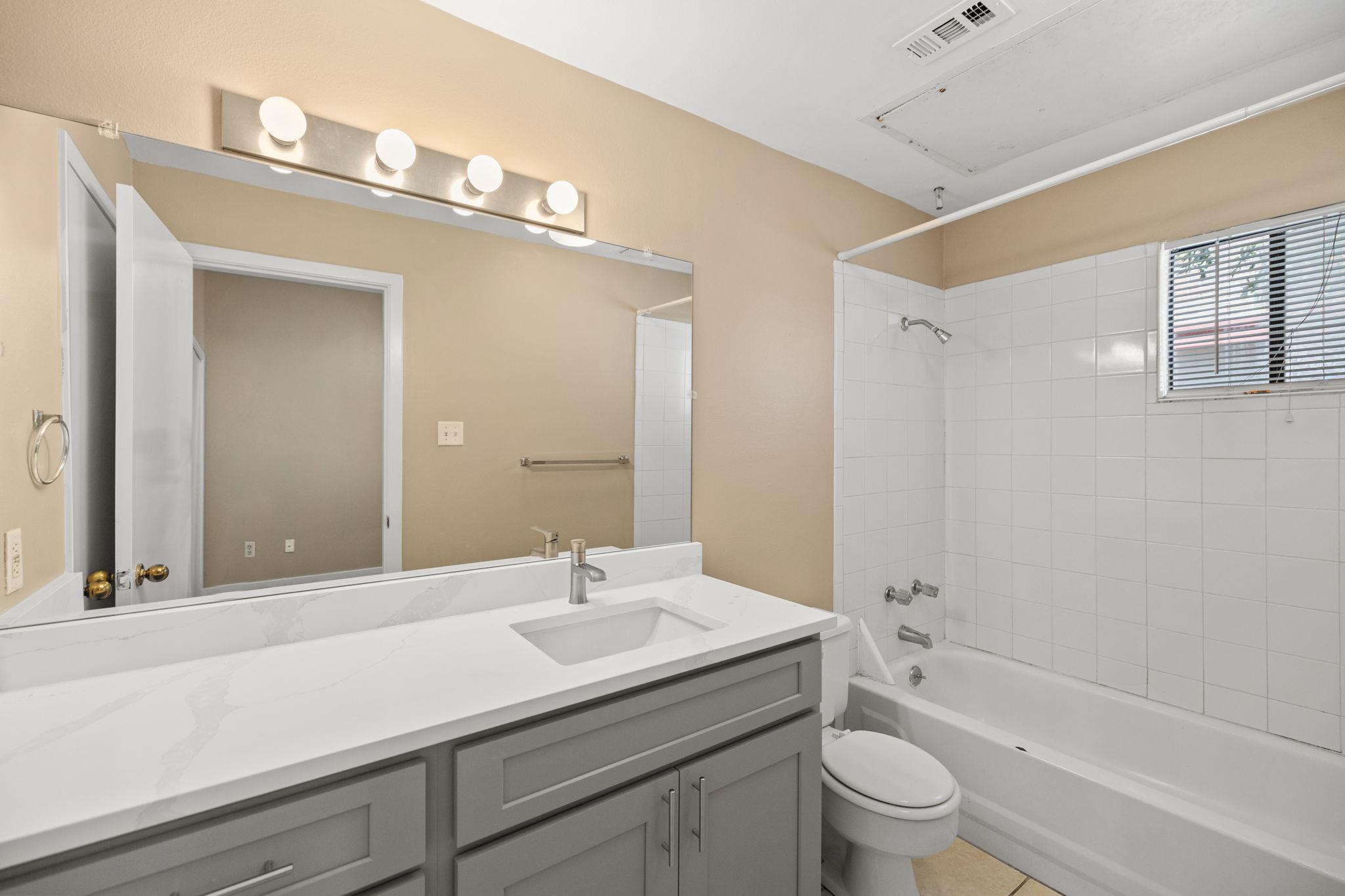 712 GRAHAM Pl # 302, Austin, TX 78705