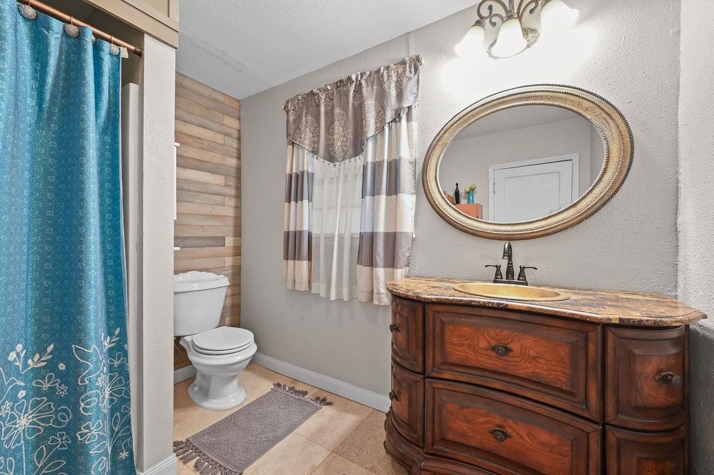 11739 County Road 401, Stockdale, TX 78160