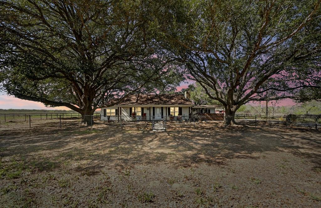 11739 County Road 401, Stockdale, TX 78160