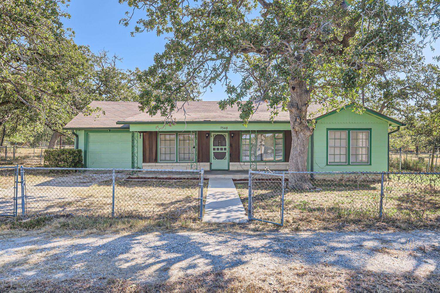 7348 S Us Highway 183 Highway, Lockhart, TX 78644