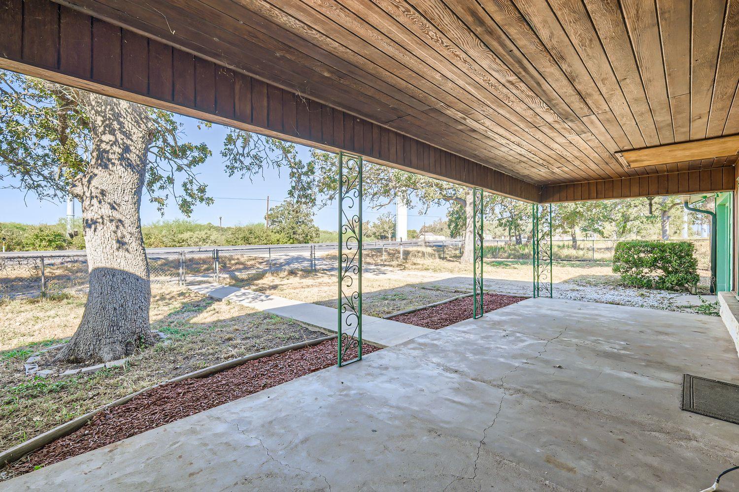 7348 S Us Highway 183 Highway, Lockhart, TX 78644