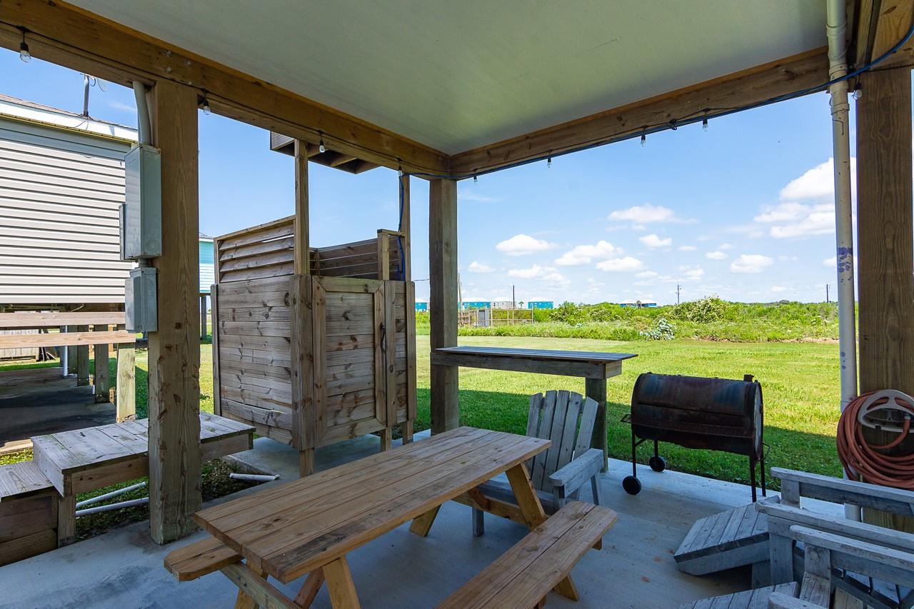 119 Beach Front Dr, Matagorda, TX 77457