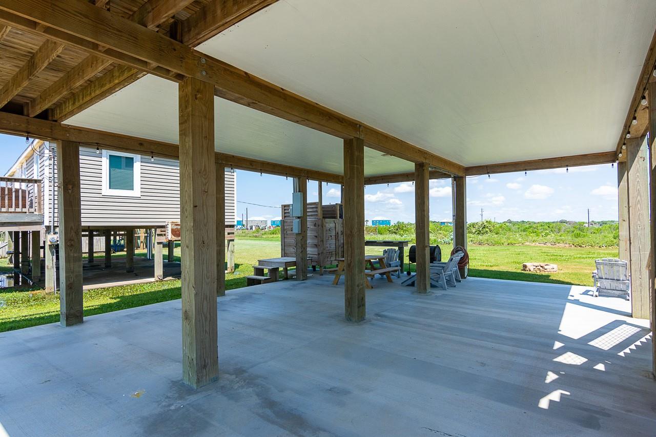 119 Beach Front Dr, Matagorda, TX 77457