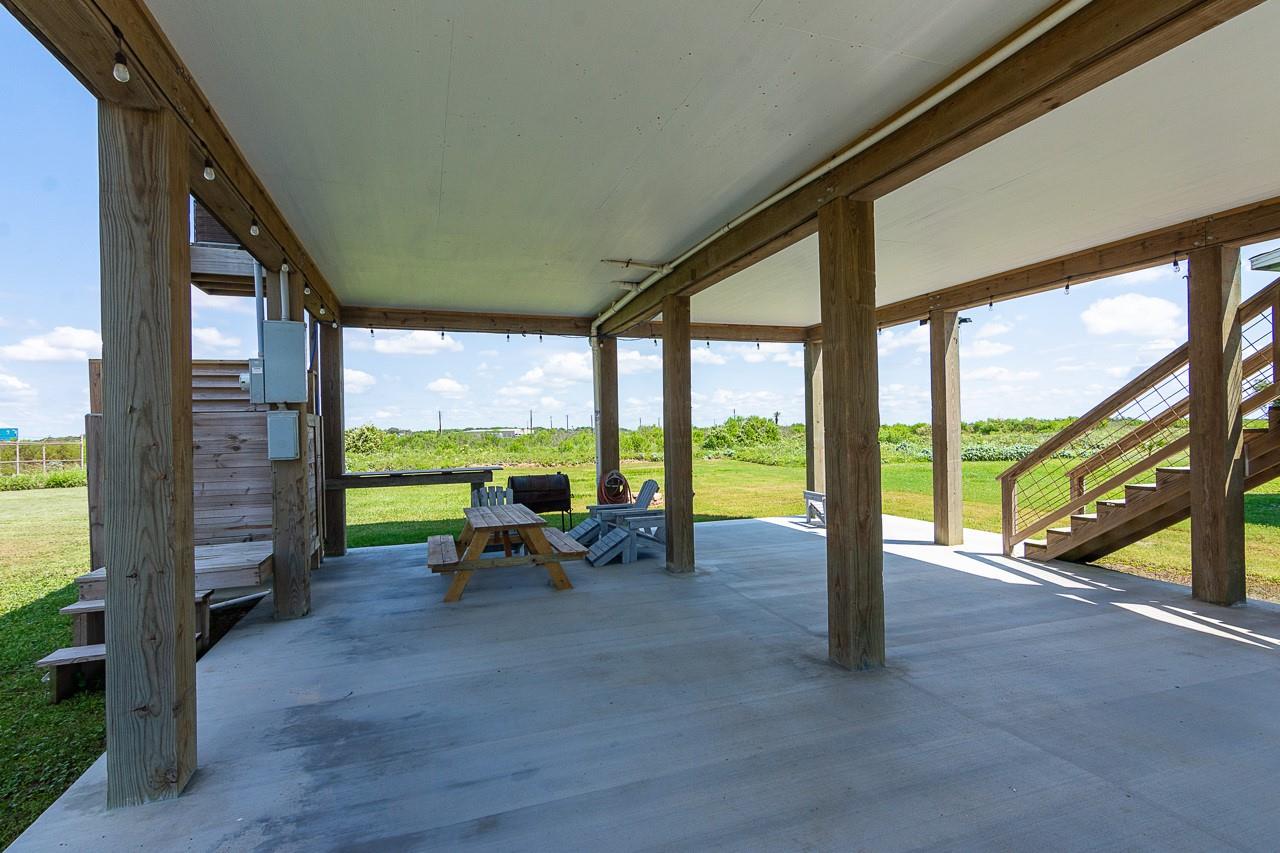 119 Beach Front Dr, Matagorda, TX 77457