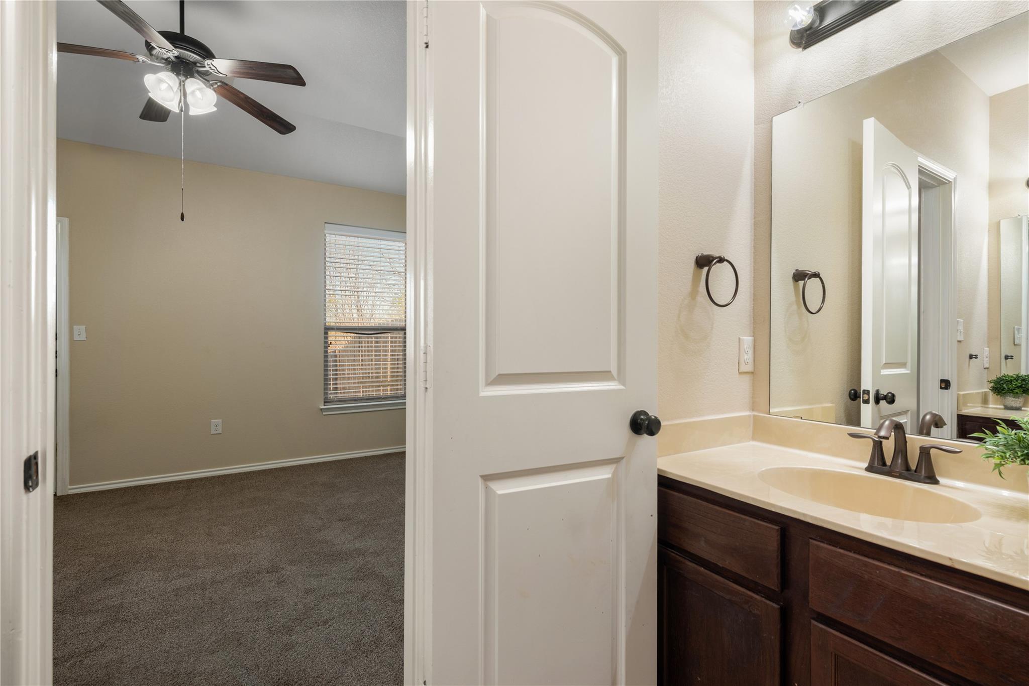 101 Creekside Villa Dr, Kyle, TX 78640