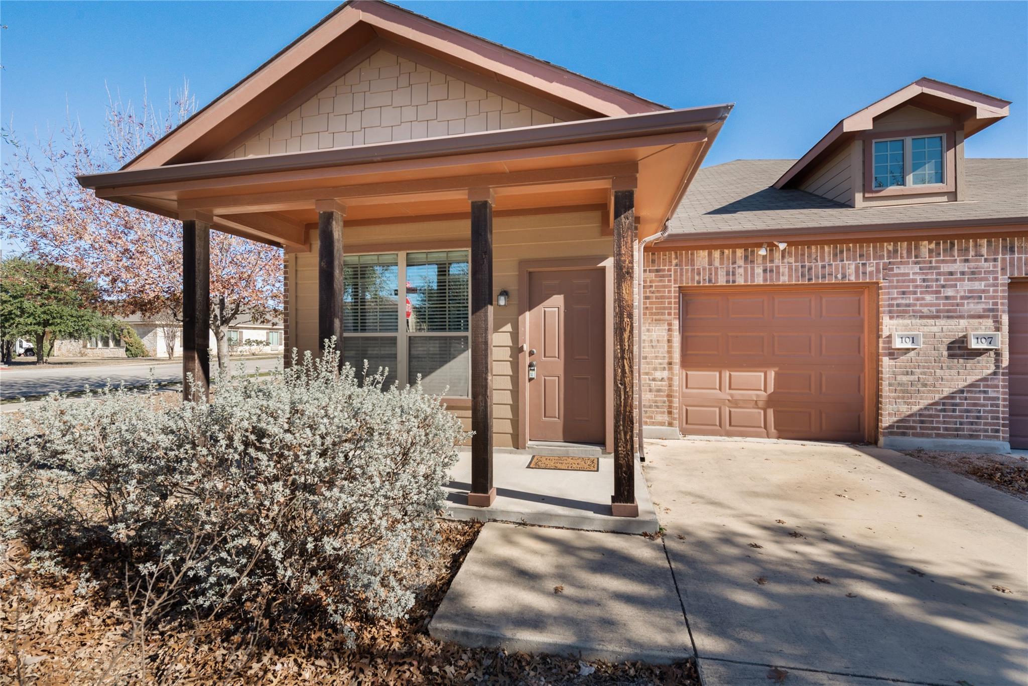 101 Creekside Villa Dr, Kyle, TX 78640