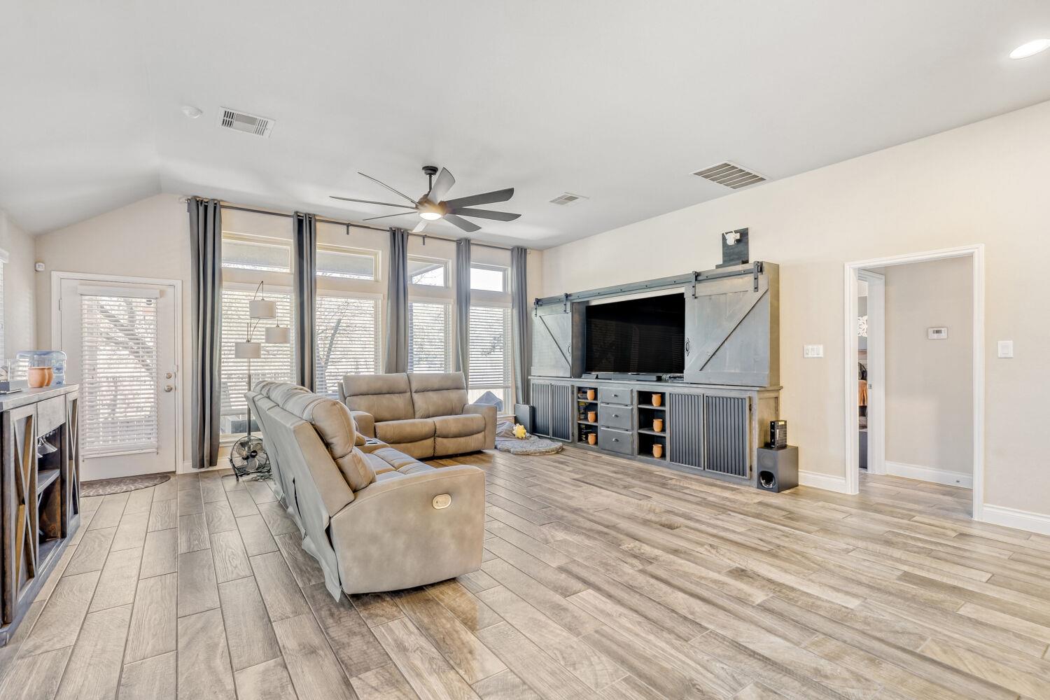 2416 BURBERRY Ln, Leander, TX 78641