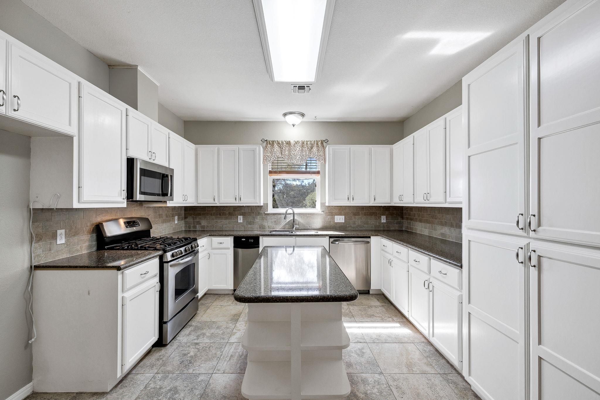 3016 Tradewind Dr, Spicewood, TX 78669