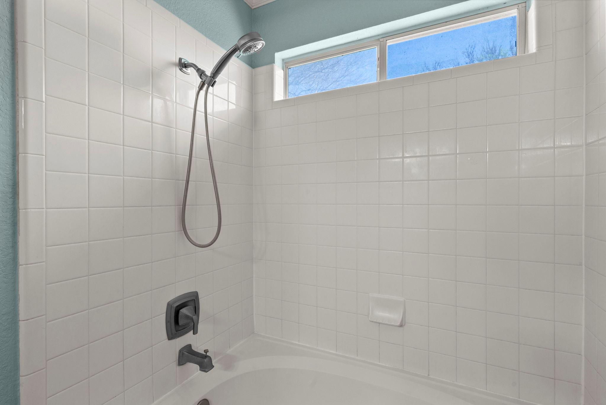 202 Matthew Cv, Hutto, TX 78634