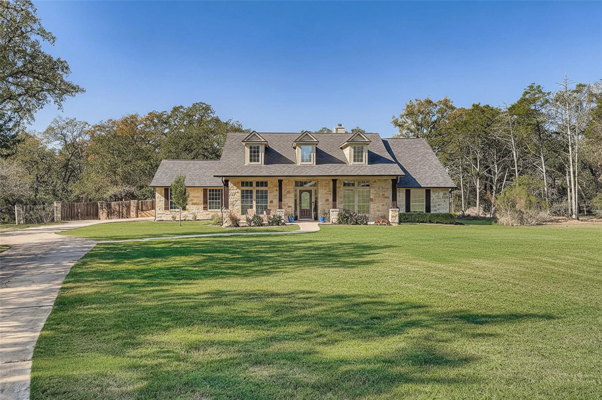 142 Carriage Ct, Bastrop, TX 78602