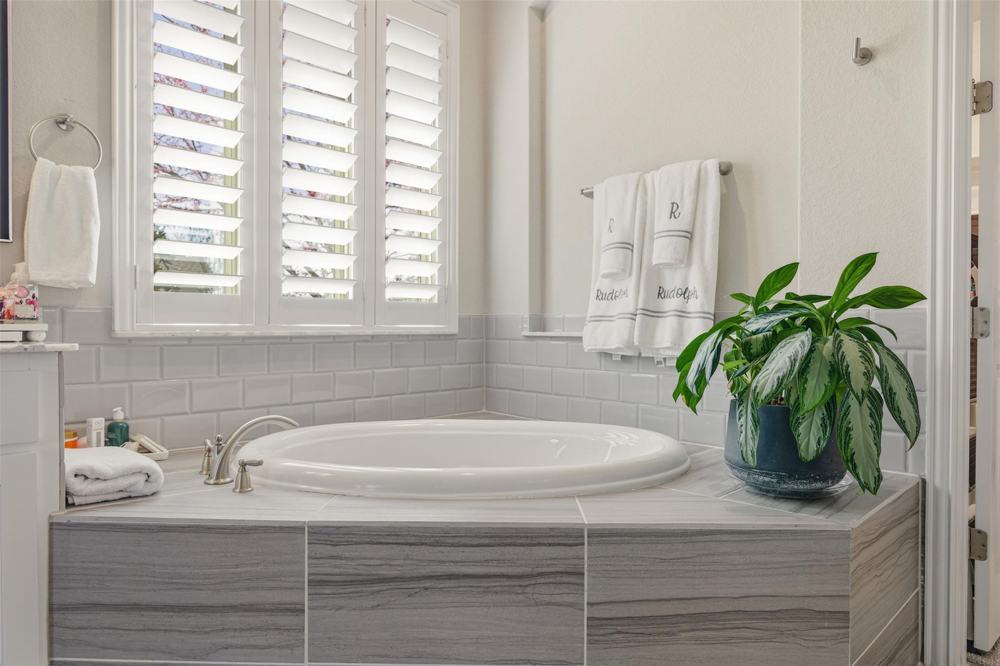 654 Linden Loop, Driftwood, TX 78619