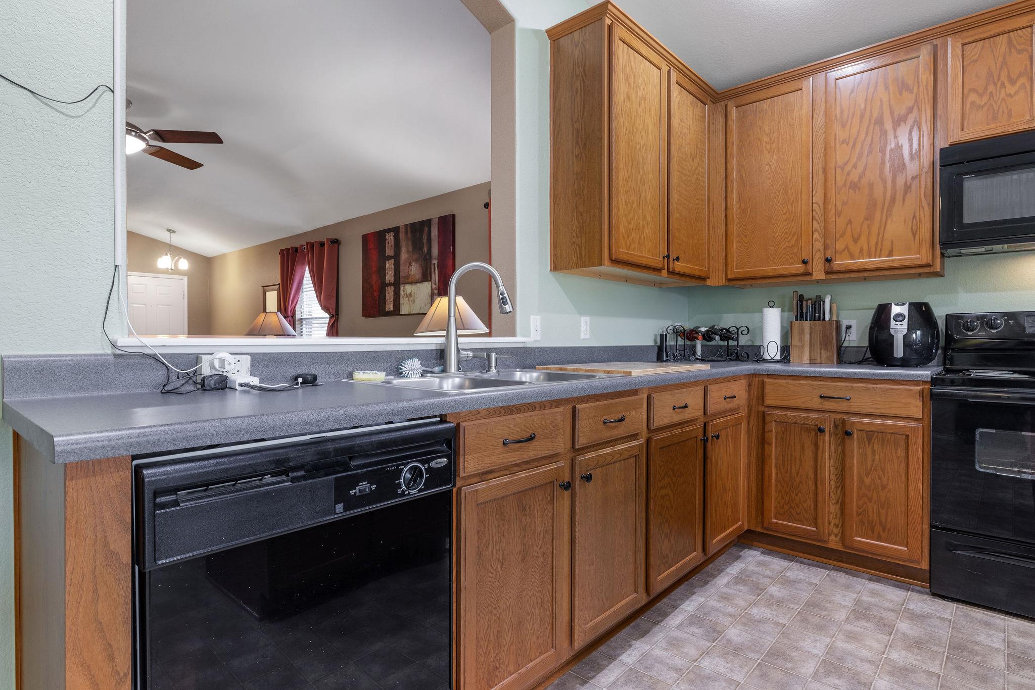 102 Camellia Dr, Hutto, TX 78634