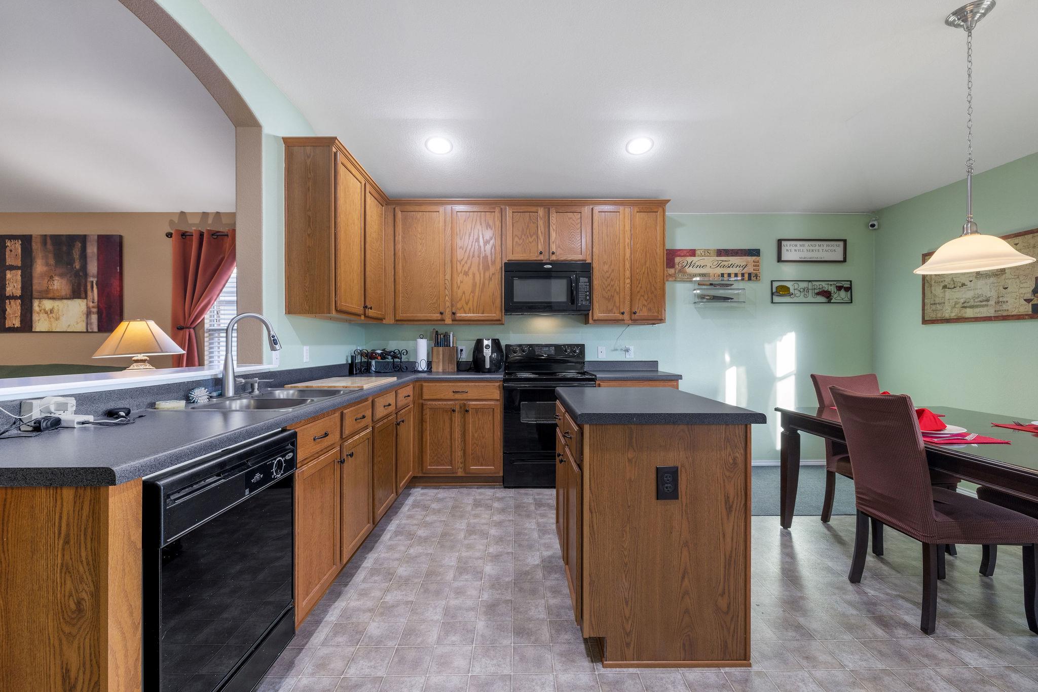 102 Camellia Dr, Hutto, TX 78634