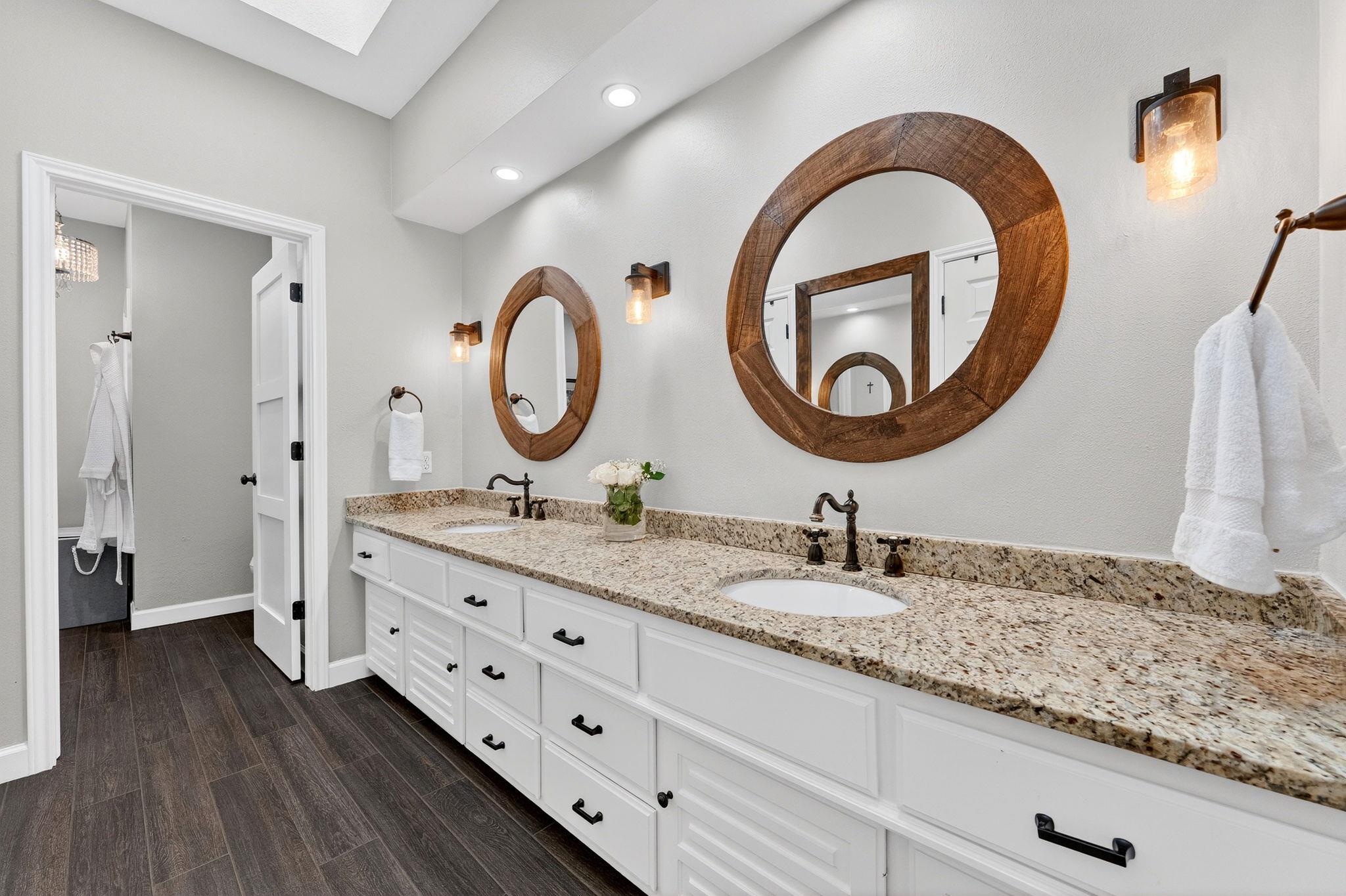 5 Leafdale Pt, The Hills, TX 78738