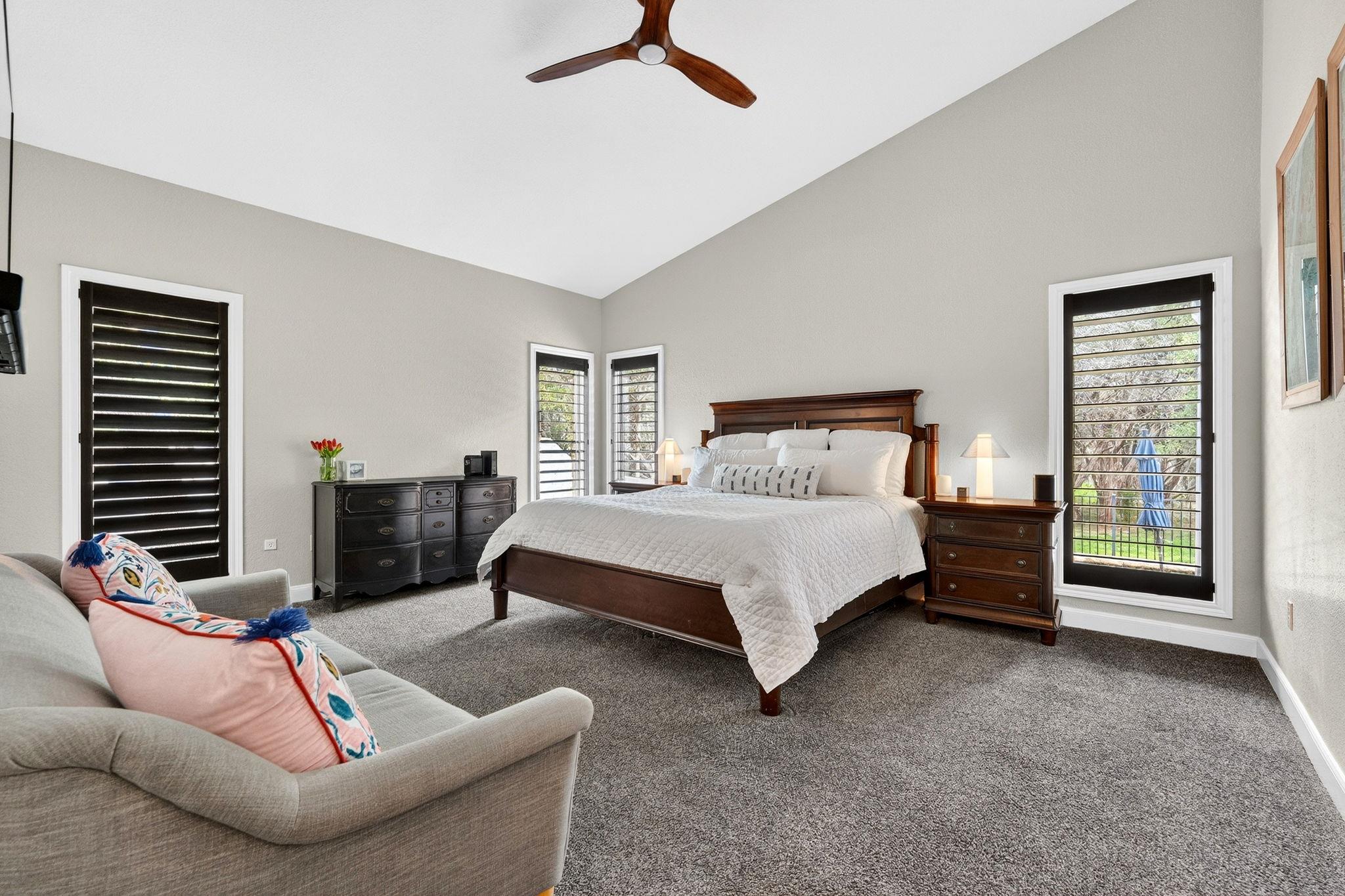 5 Leafdale Pt, The Hills, TX 78738