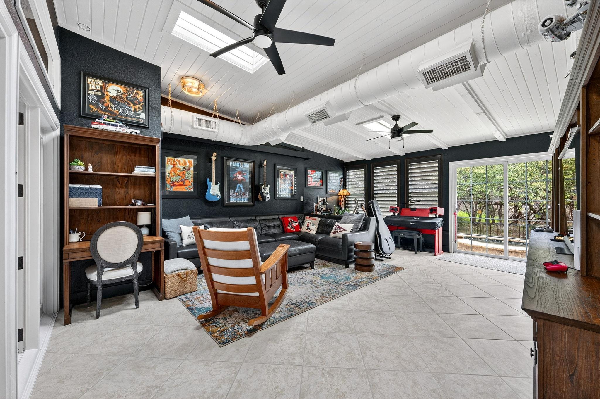 5 Leafdale Pt, The Hills, TX 78738