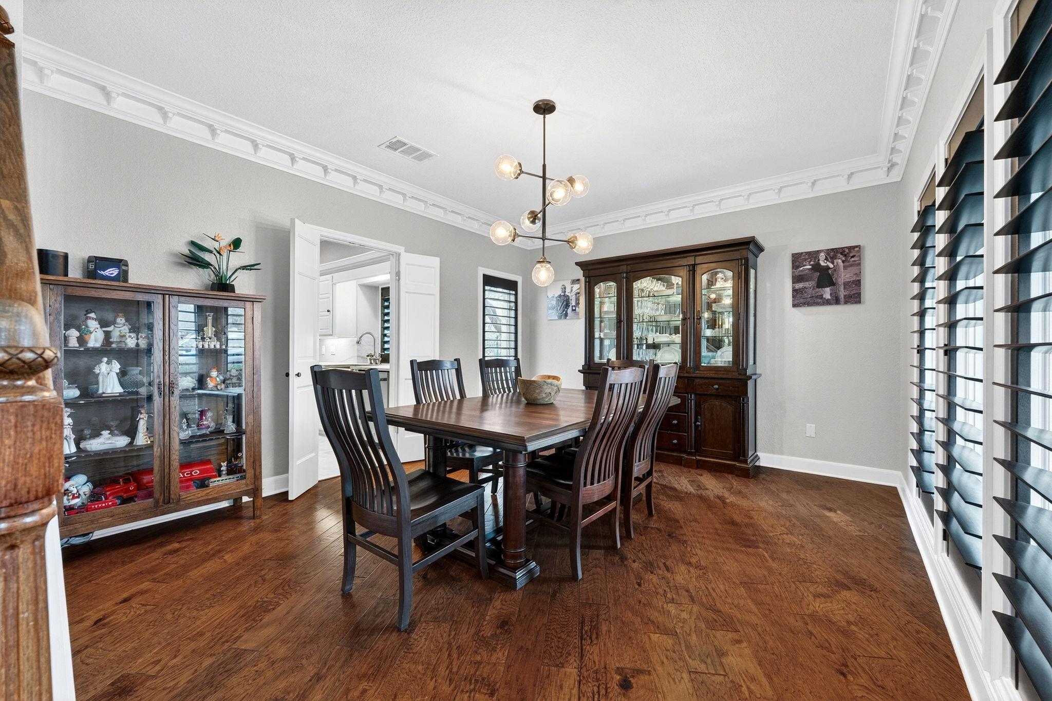 5 Leafdale Pt, The Hills, TX 78738