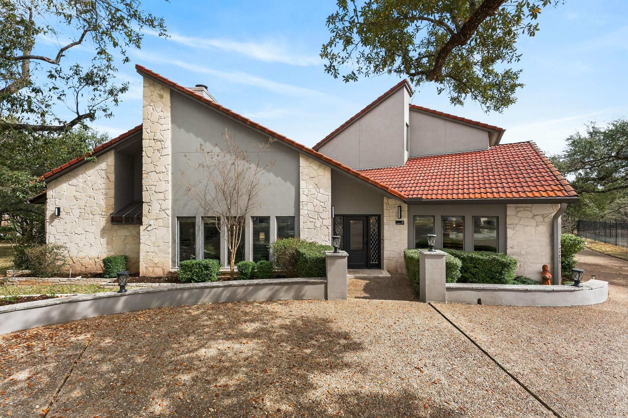 5 Leafdale Pt, The Hills, TX 78738