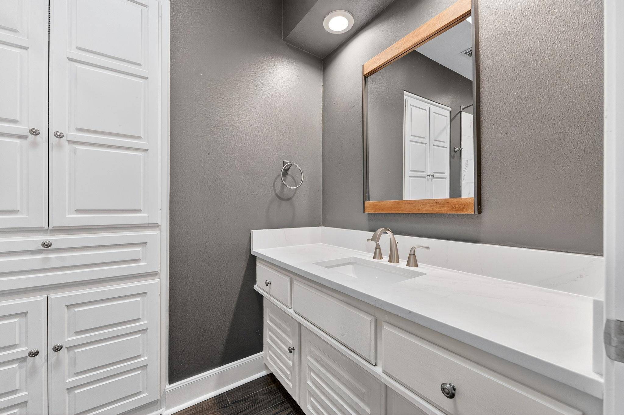 5 Leafdale Pt, The Hills, TX 78738