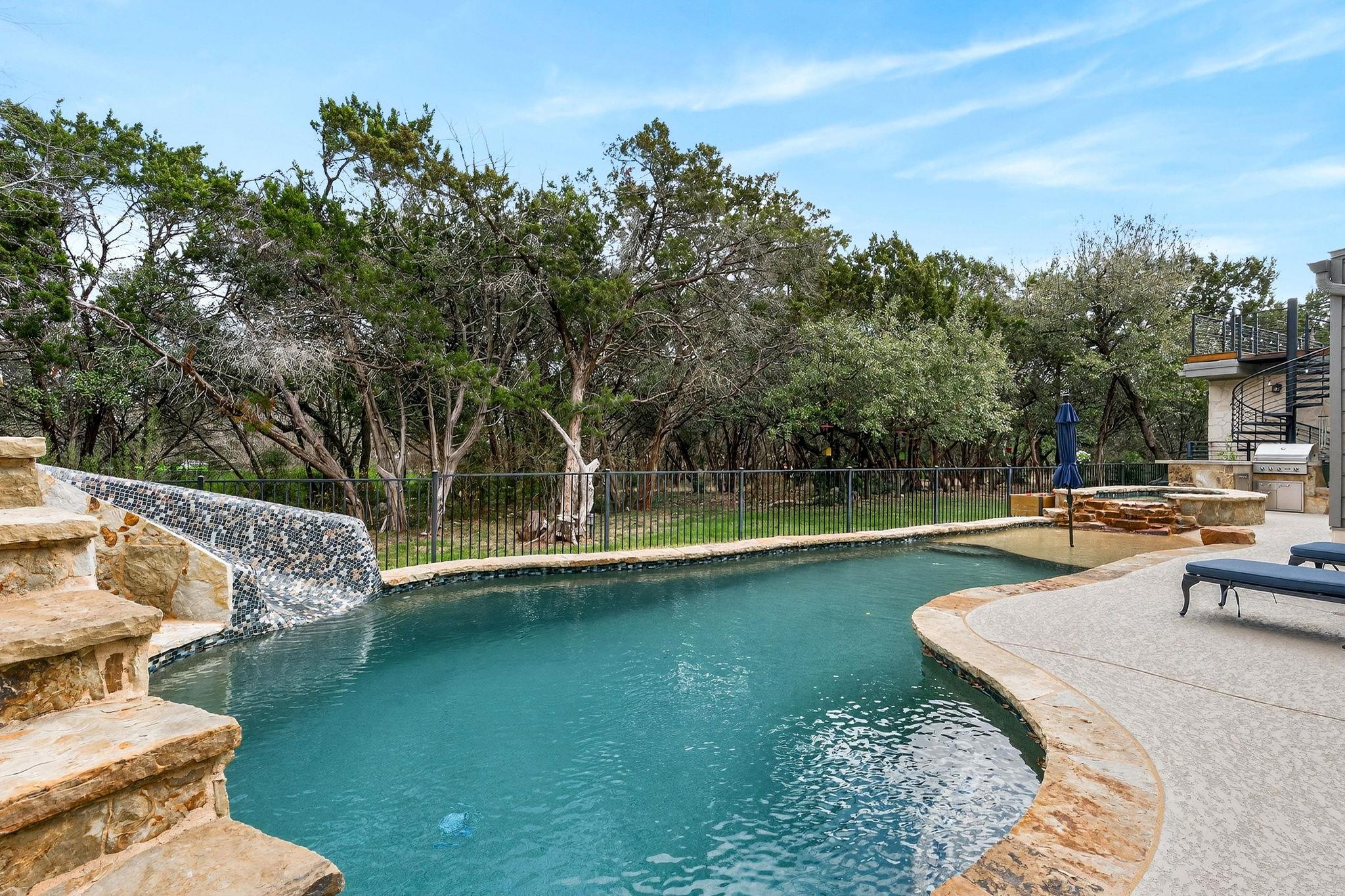 5 Leafdale Pt, The Hills, TX 78738