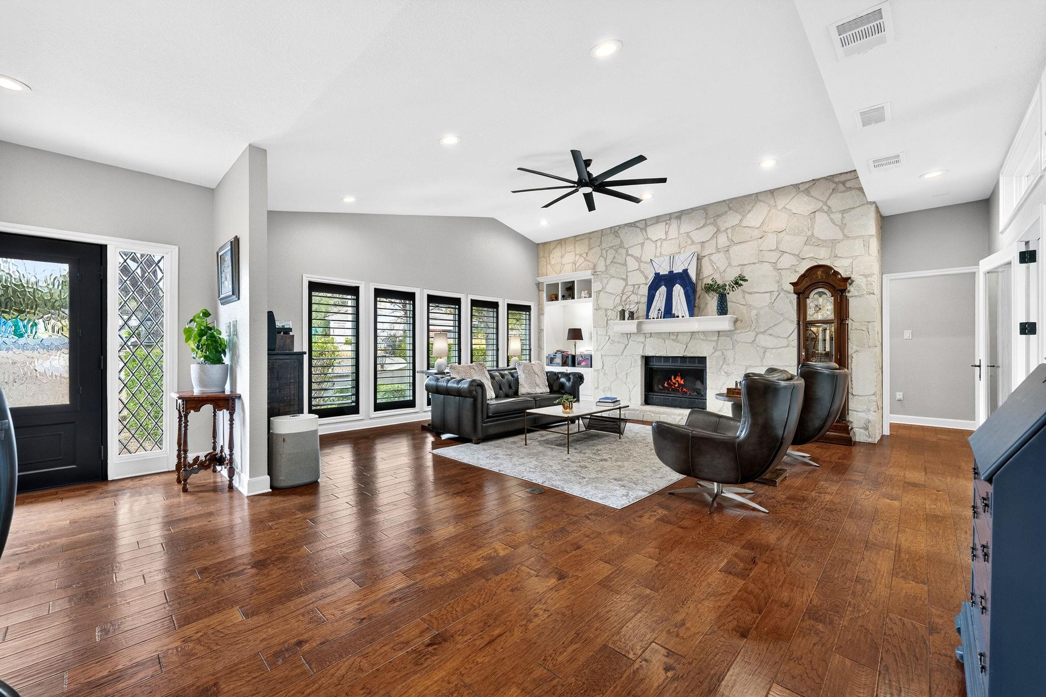 5 Leafdale Pt, The Hills, TX 78738