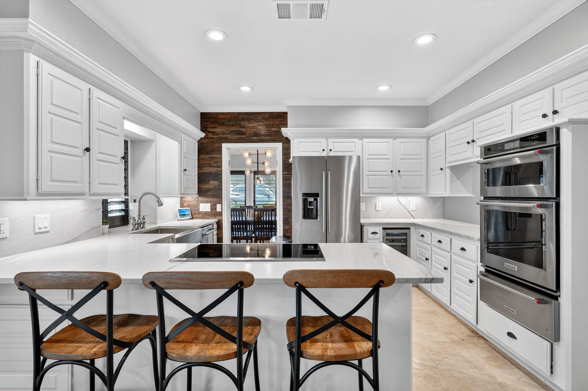 5 Leafdale Pt, The Hills, TX 78738