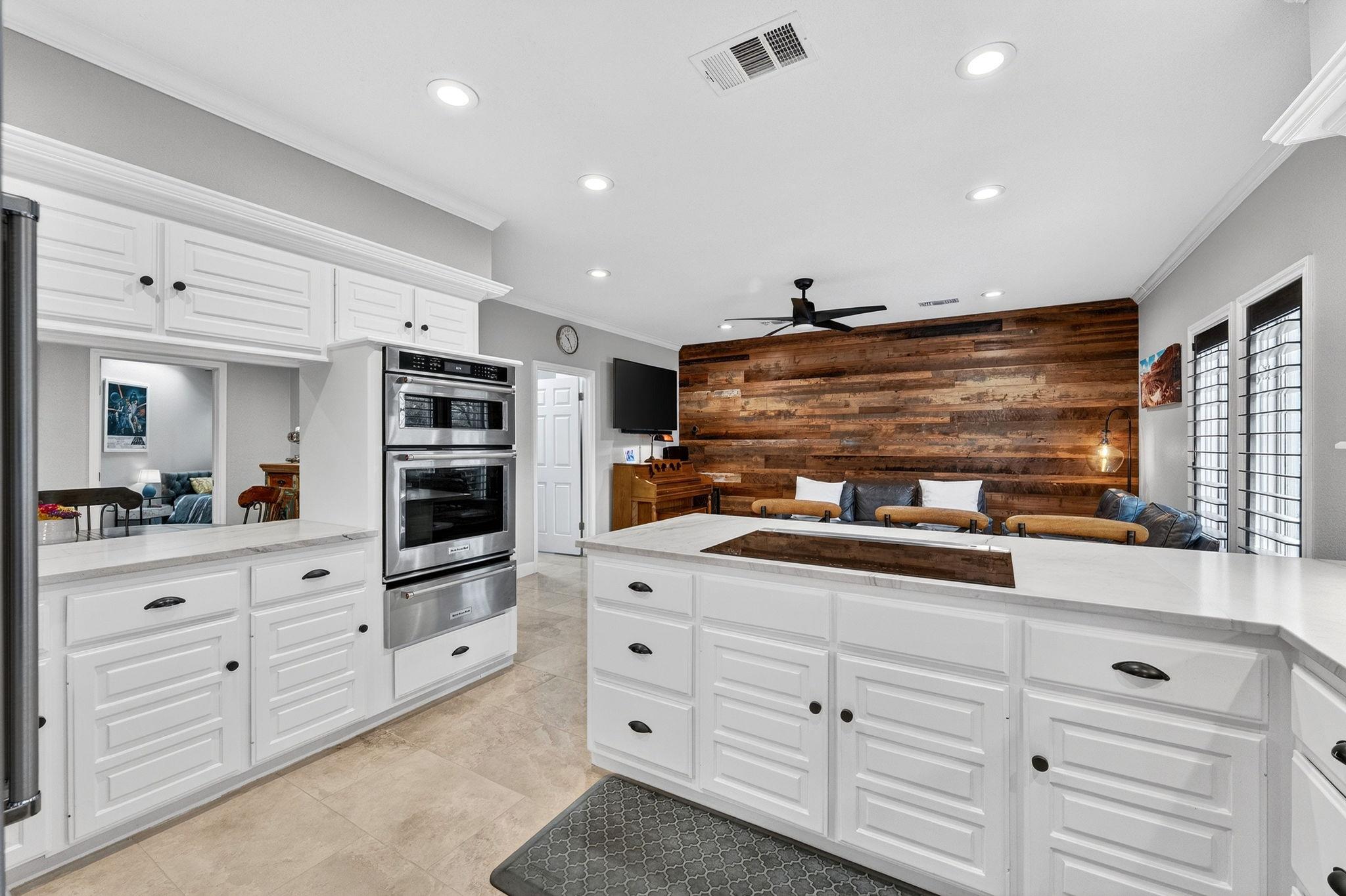 5 Leafdale Pt, The Hills, TX 78738