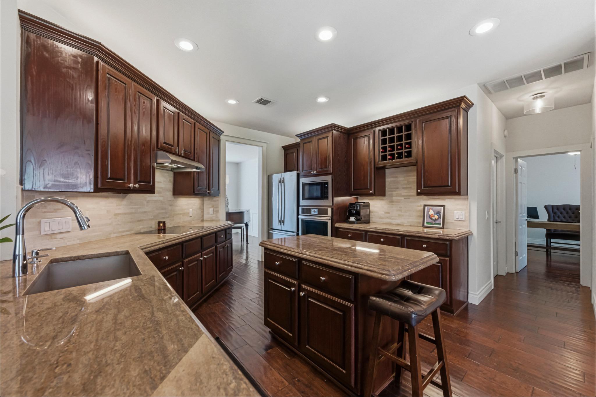 11916 LOOMIS Dr, Austin, TX 78738