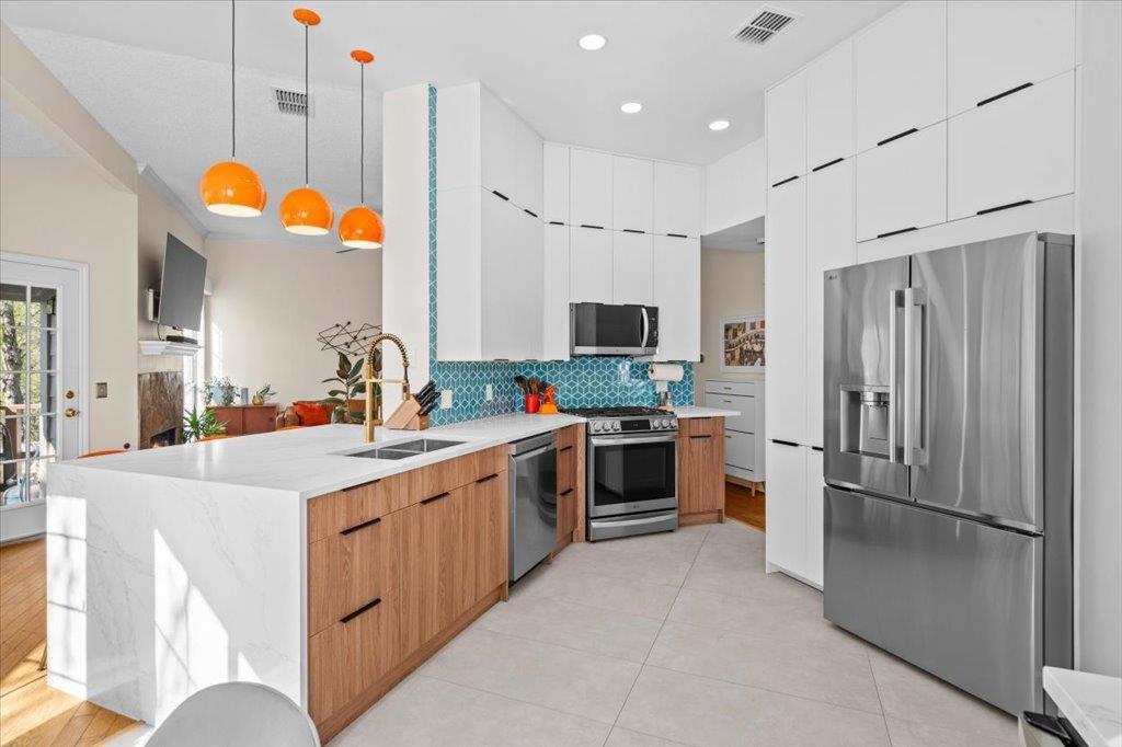 11028 Whiskey River Dr, Austin, TX 78748