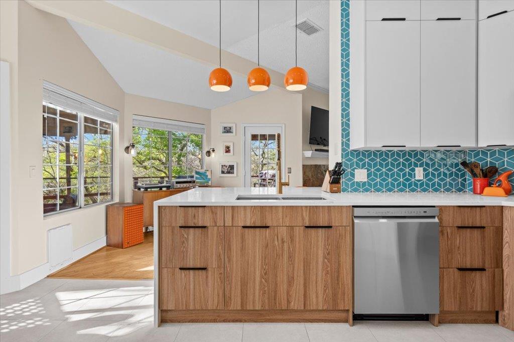 11028 Whiskey River Dr, Austin, TX 78748