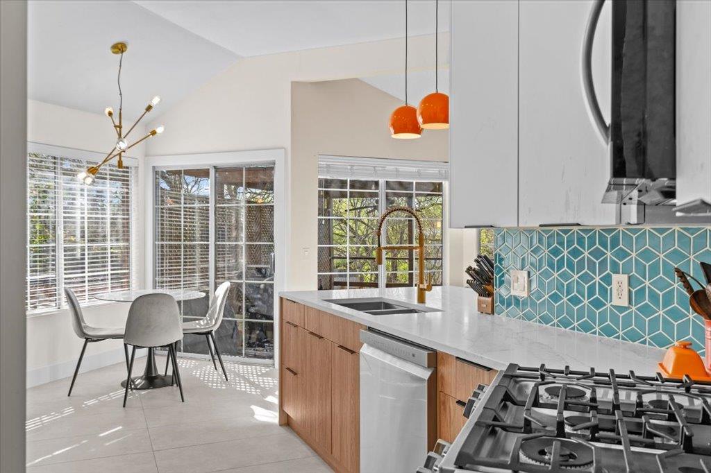 11028 Whiskey River Dr, Austin, TX 78748