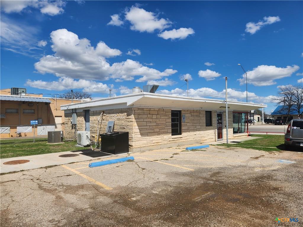 1004 S Key Ave, Lampasas, TX 76550