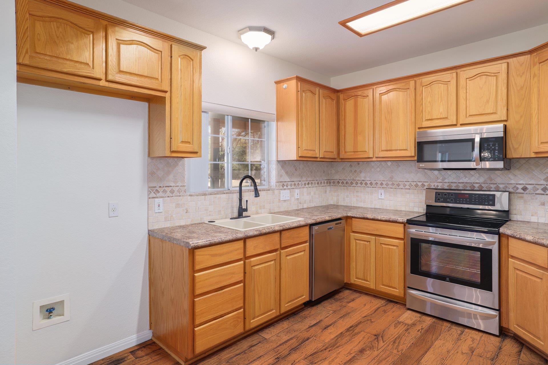 216 WEST OAK Loop, Cedar Creek, TX 78612