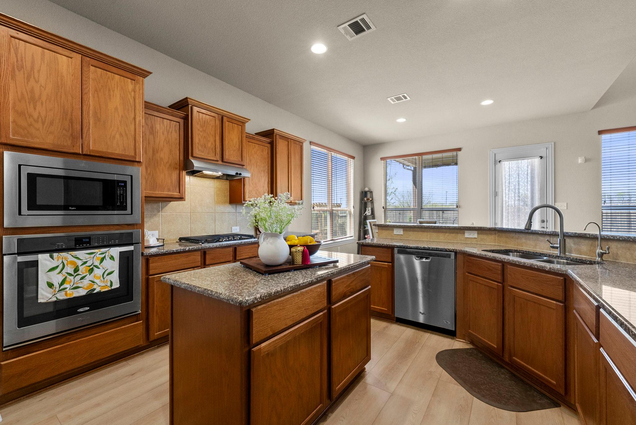 109 Wake Grv, Buda, TX 78610