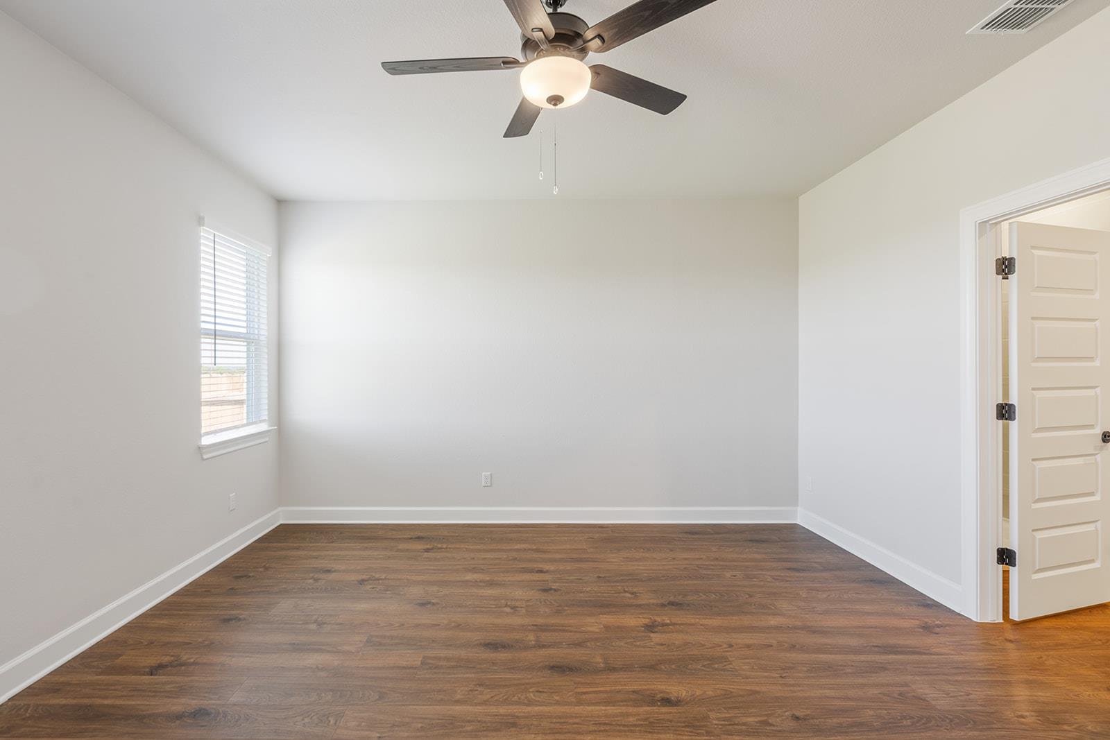 513 W Luna Blue Ln, Jarrell, TX 76537