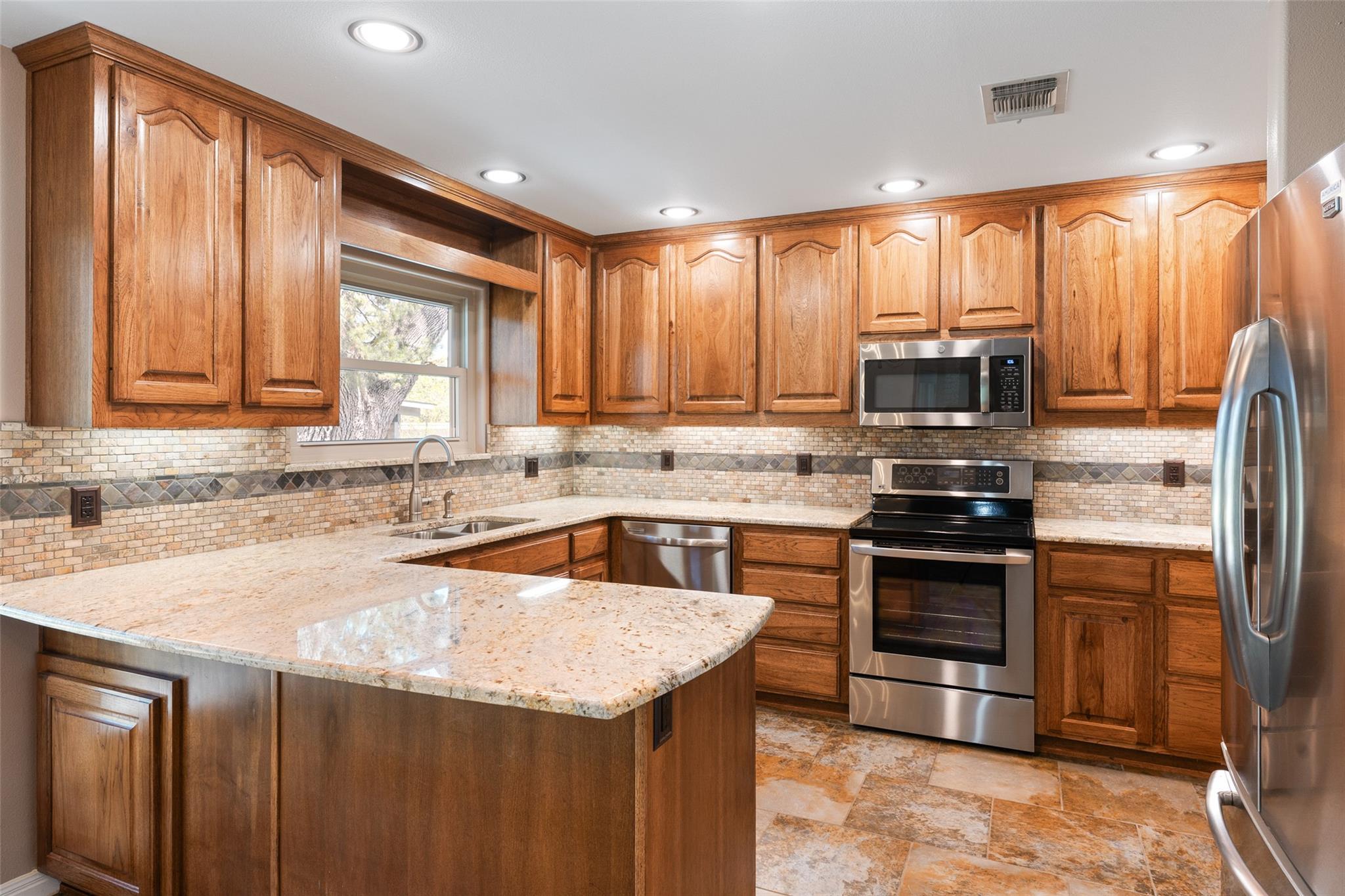 110 Cedar Dr, Mountain City, TX 78610