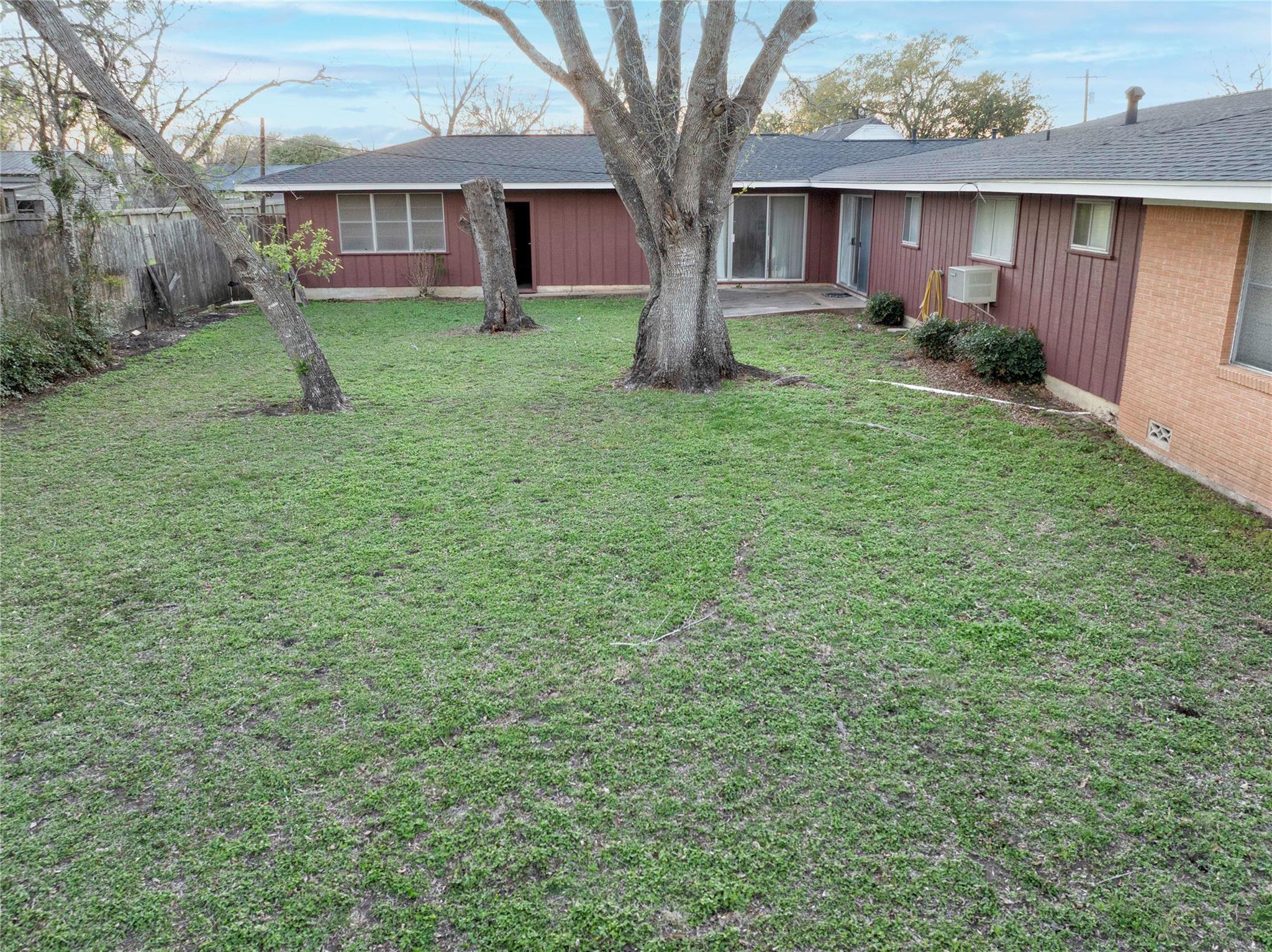 302 Baumgarten St, Schulenburg, TX 78956