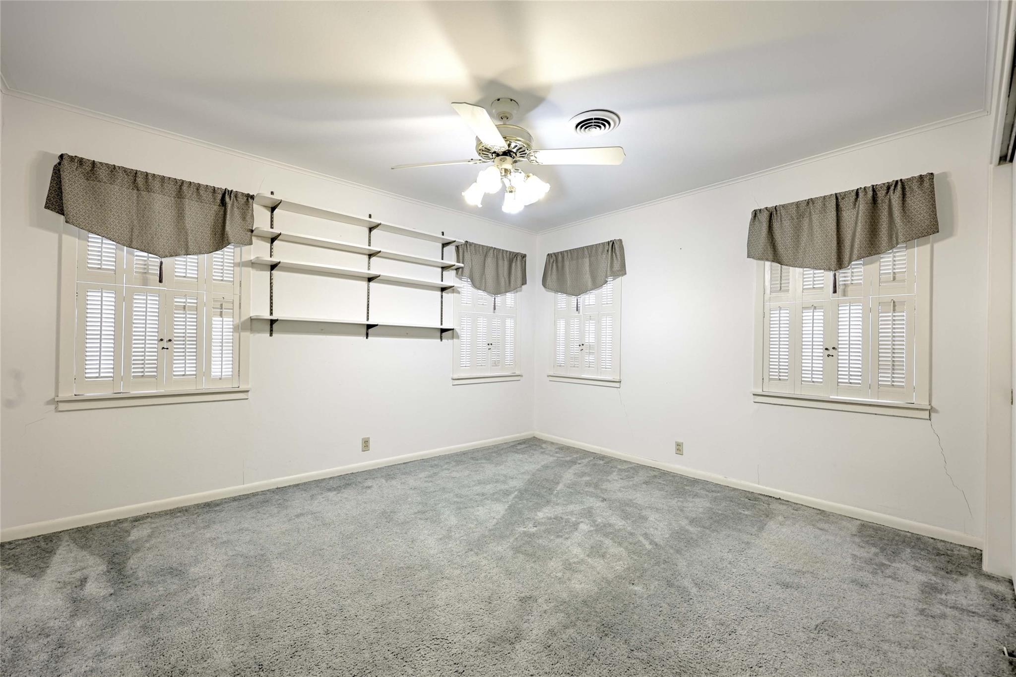 302 Baumgarten St, Schulenburg, TX 78956