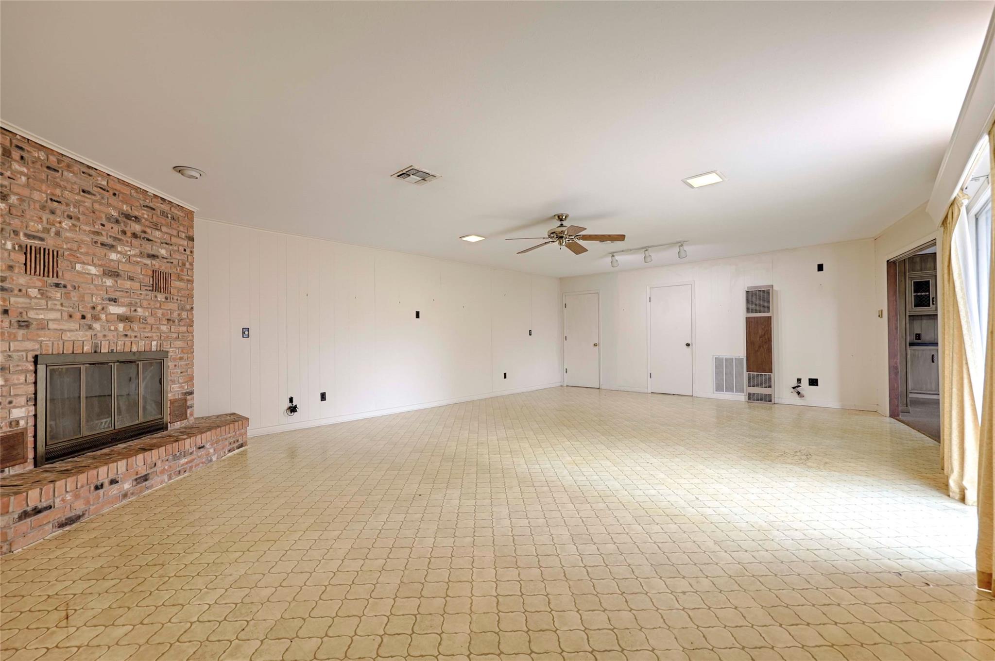 302 Baumgarten St, Schulenburg, TX 78956