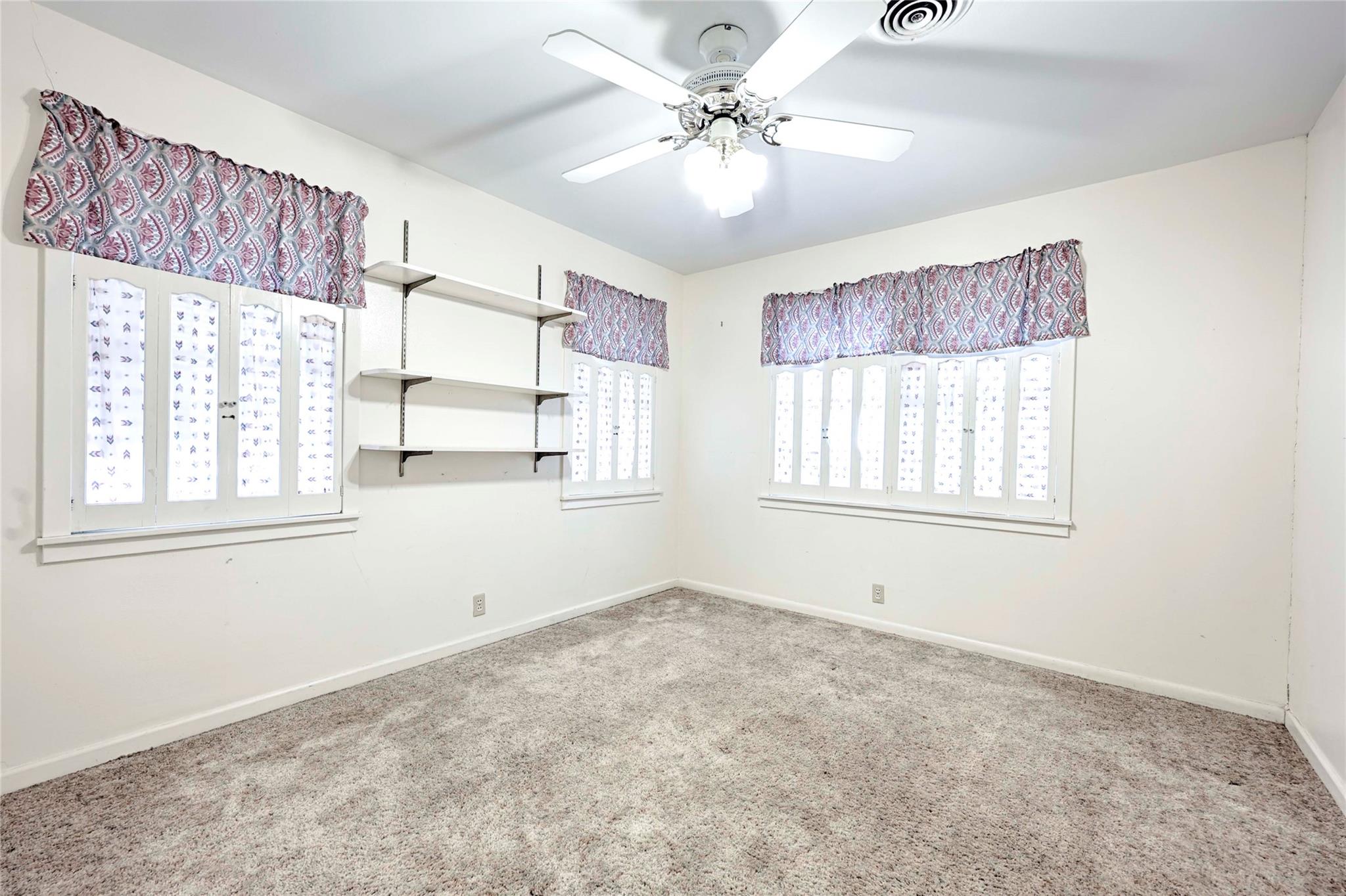 302 Baumgarten St, Schulenburg, TX 78956